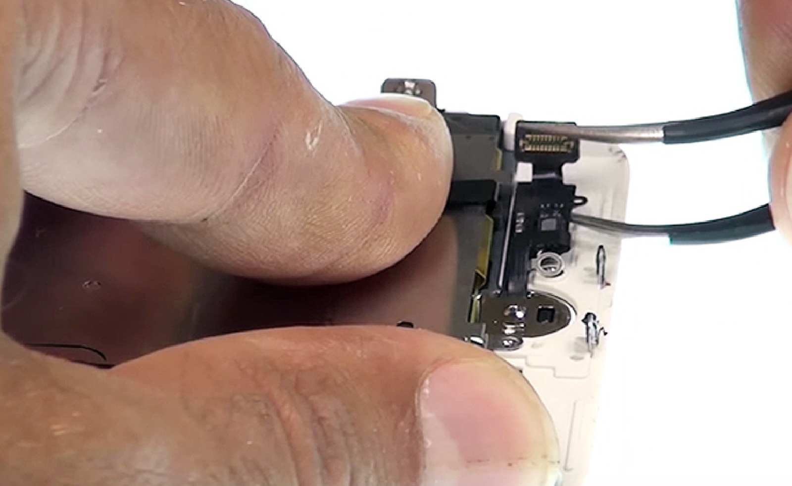 Changement d'écran complet pré-monté (châssis+vitre+LCD) sur iPhone 7 Plus photo 1